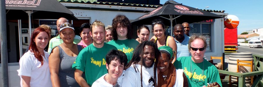 Voor met die kitaar is die dapper stapper vir water, Jimmy Andersen saam met ondersteuners van Jimmy Rockets in Gansbaai